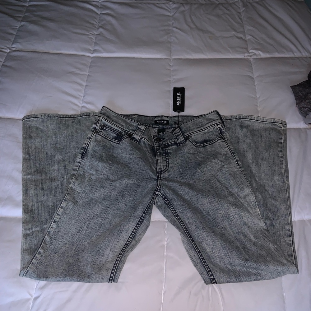 Women’s Mid Waisted Straight Leg Jeans